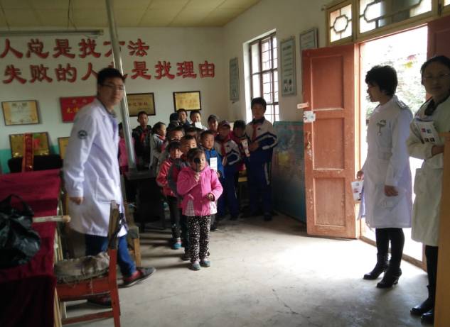 外伤眼睛肿了热敷还是冷敷好,眼睛上火肿了用冷敷还是热敷