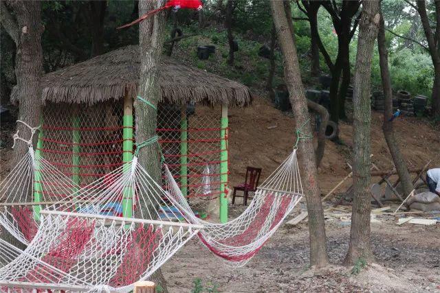 雪浪山花海几步之遥，藏着一个可骑马飚车还风景如画的山庄