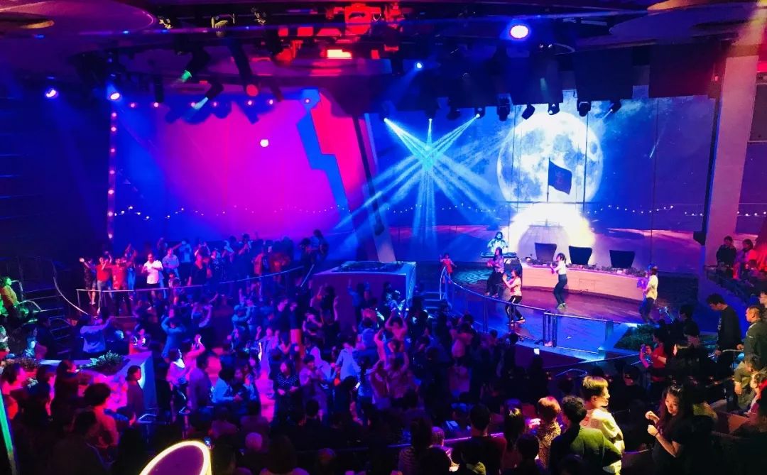 海洋量子号邮轮参观,海洋量子号邮轮航行航拍视频