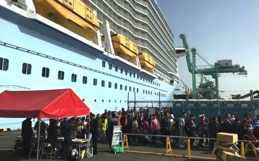 海洋量子号邮轮参观,海洋量子号邮轮航行航拍视频