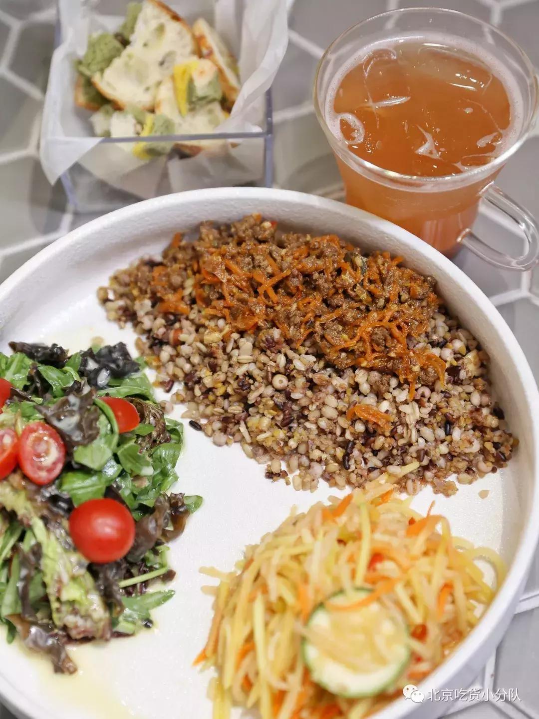 可爱的小奶狗吃冰激凌,小奶狗吃各种各样的冰淇淋