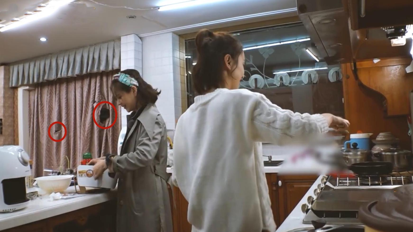 节目组放弃打马赛克？黄圣依客厅里的这三位摄影师太抢镜