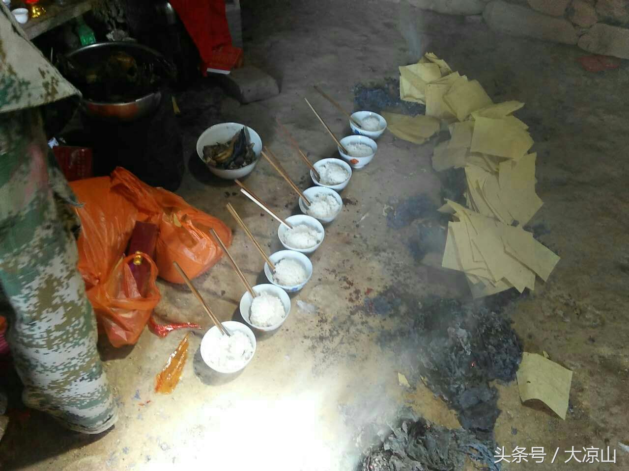 凉山德昌傈僳族端午节前夕祭献药王“花世图扒”，端午当天要吃李子据说四季不生疮