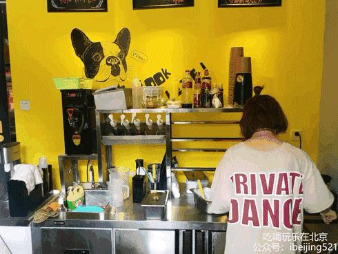 韩国小哥吃芝士热狗,韩国街头芝士热狗