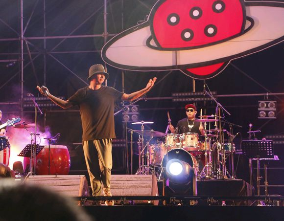 开车听歌不够燥？人人巴士带你去草莓现场！