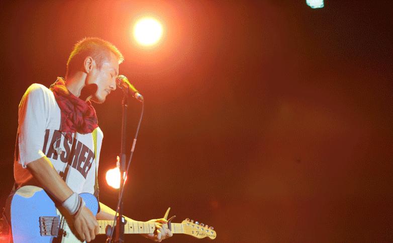 开车听歌不够燥？人人巴士带你去草莓现场！