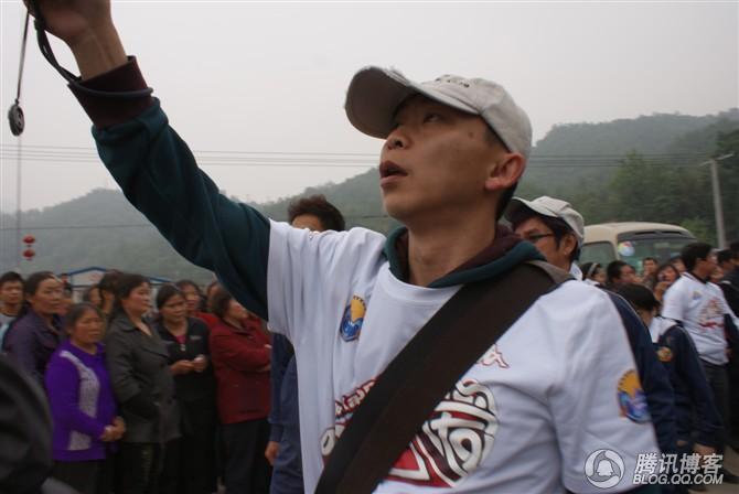 穿越地震带之什邡日记：地震周年谭咏麟黄日华众明星到蓥华小学