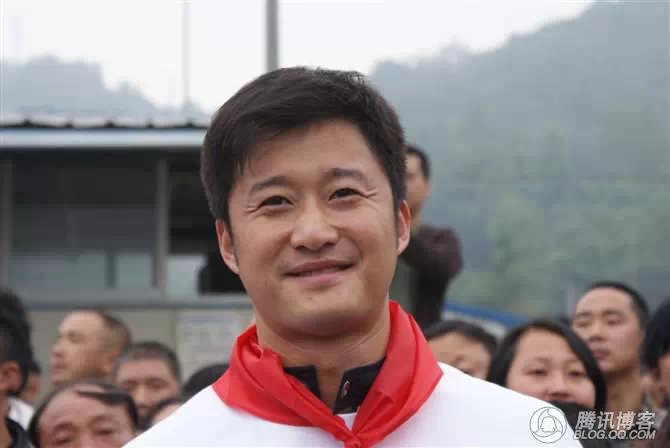 穿越地震带之什邡日记：地震周年谭咏麟黄日华众明星到蓥华小学