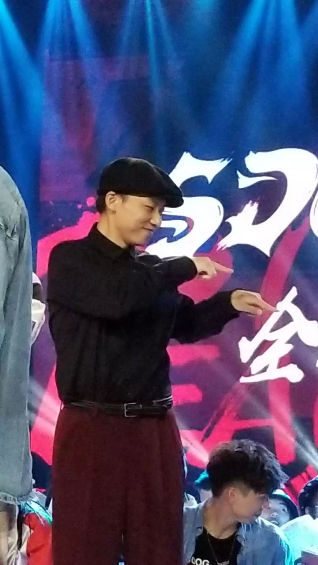 这就是街舞淘汰了一位外国选手,这就是街舞几个人抢桌子上的箱子