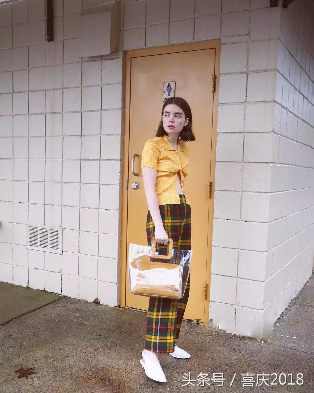 玫红色包包配什么颜色衣服好看,雾霾蓝包包配什么颜色衣服好看