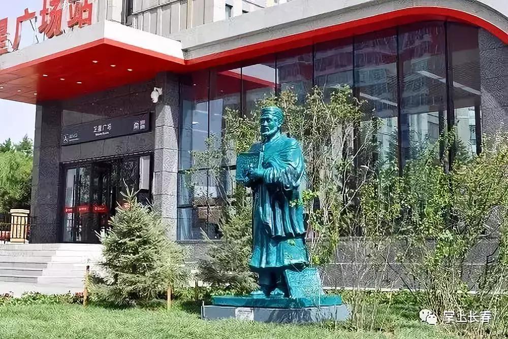 21组精美雕塑沿着长马赛道铺开，告诉我你看到了谁，我就知道你跑到了哪儿