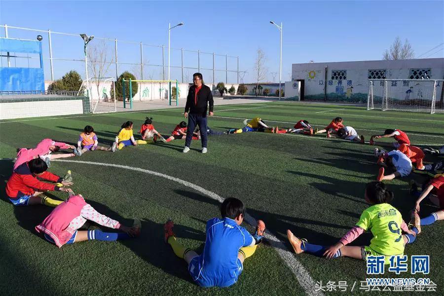 在这所乡村小学,谁学习好就会被校长拉去踢球,原因竟是……