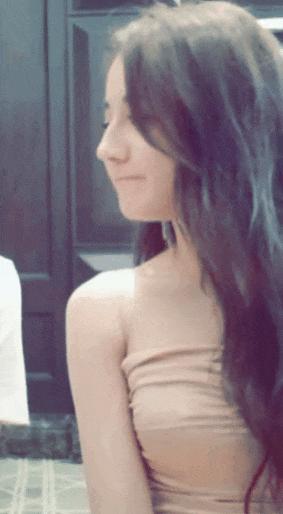 迪丽热巴发最新视频动态，助理一旁吃东西，自己偷偷咽口水