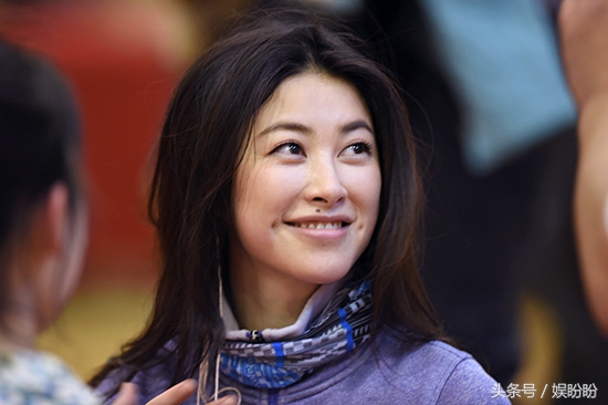 两人同演《大猫儿追爱记》，一人嫁入明星世家，她却冲进了好莱坞