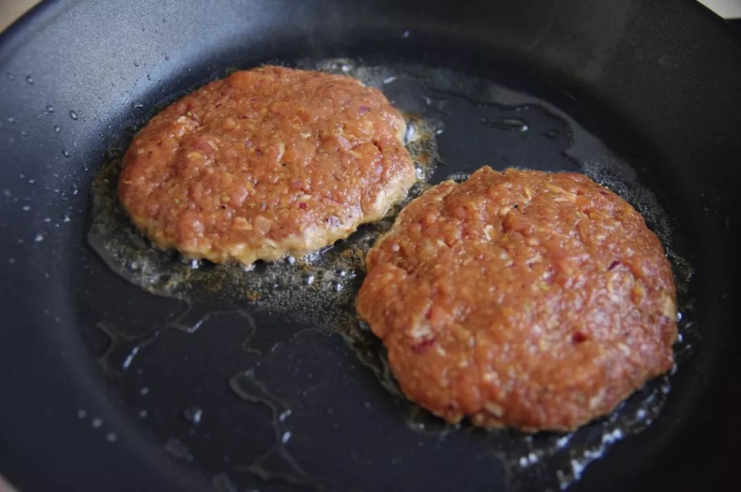 香港女孩卖包子一个70块，照样有人愿意花40分钟排队买，凭什么？