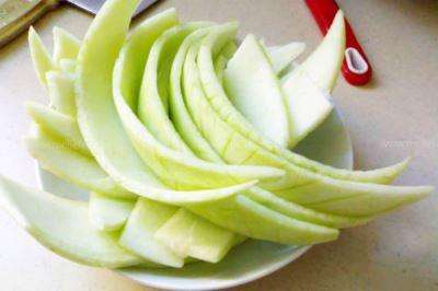 西瓜皮别扔我有一道自制小菜,西瓜皮可以拿来做什么吃的