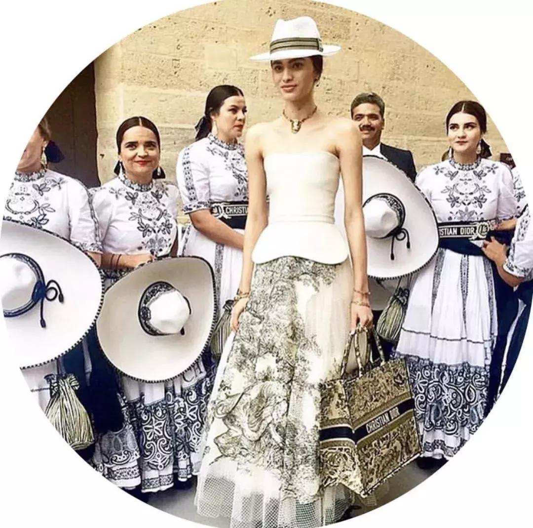 杨采钰迪奥马鞍包,杨采钰出席活动红裙惊艳十足