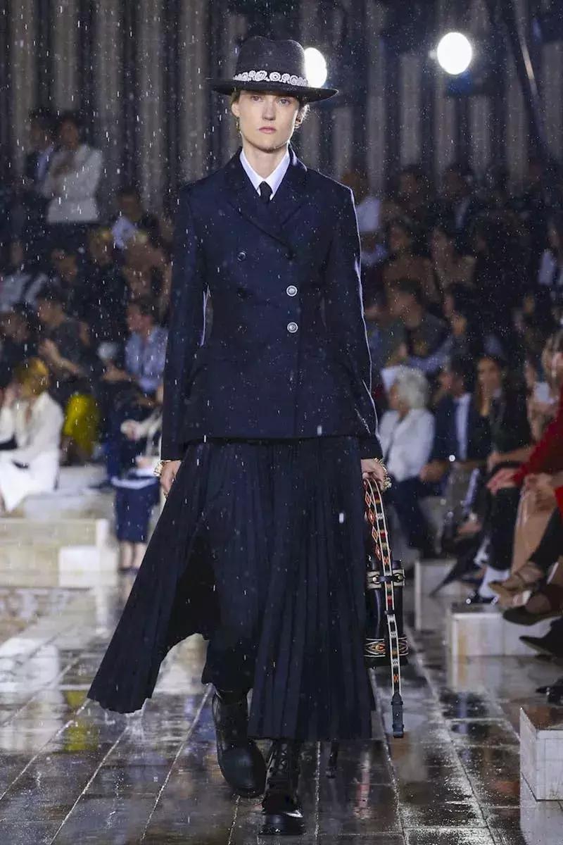 杨采钰迪奥马鞍包,杨采钰出席活动红裙惊艳十足