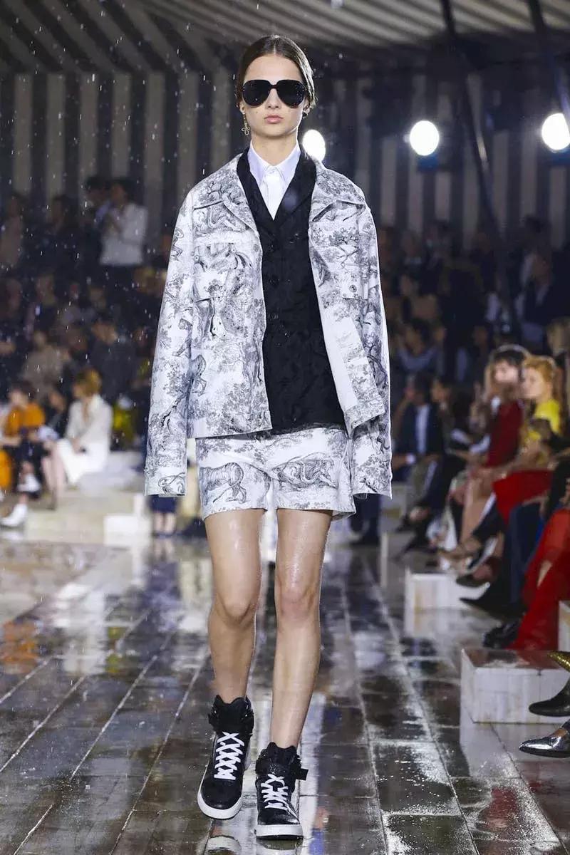 杨采钰迪奥马鞍包,杨采钰出席活动红裙惊艳十足