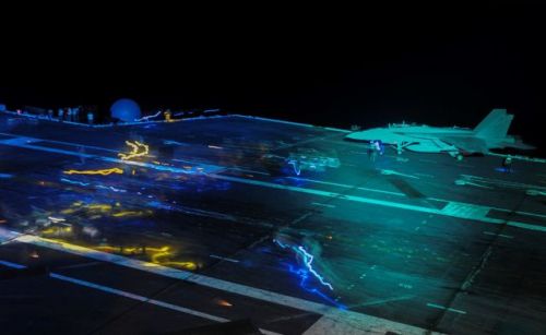 航母夜间打开探照灯,航母夜间起舞