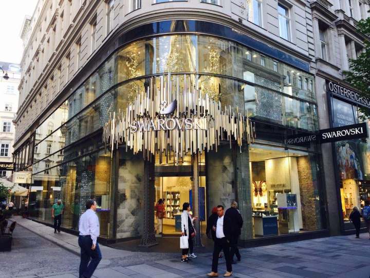 施华洛世奇彩钻是玻璃嘛,施华洛世奇是玻璃还是钻