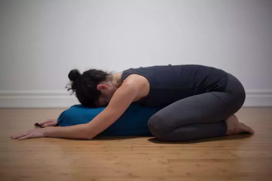 经期呈现什么颜色是正常的,例假颜色特别浅是癌症的前兆吗