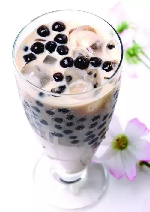 烧仙草有黑色的东西是龟苓膏吗,烧仙草是什么和龟苓膏有区别吗