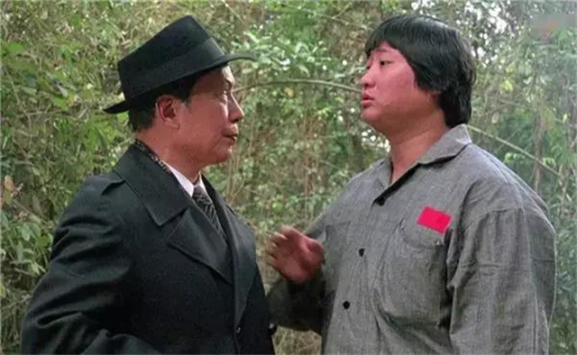 三人同为“达华”，一位已去世，一个背景深厚，第三个是知名奸角