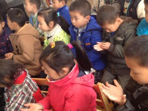 喉咙有两个疱疹发烧是手足口病吗,发烧引起的疱疹是疱疹性咽峡炎吗