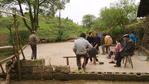 父母地里干活,孩子在家玩手机,邻居:穷人家养了个“富家女”