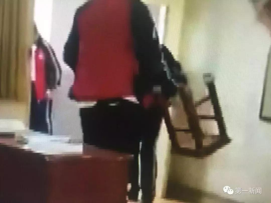 抡板凳打架,抡凳子砸东西斗殴