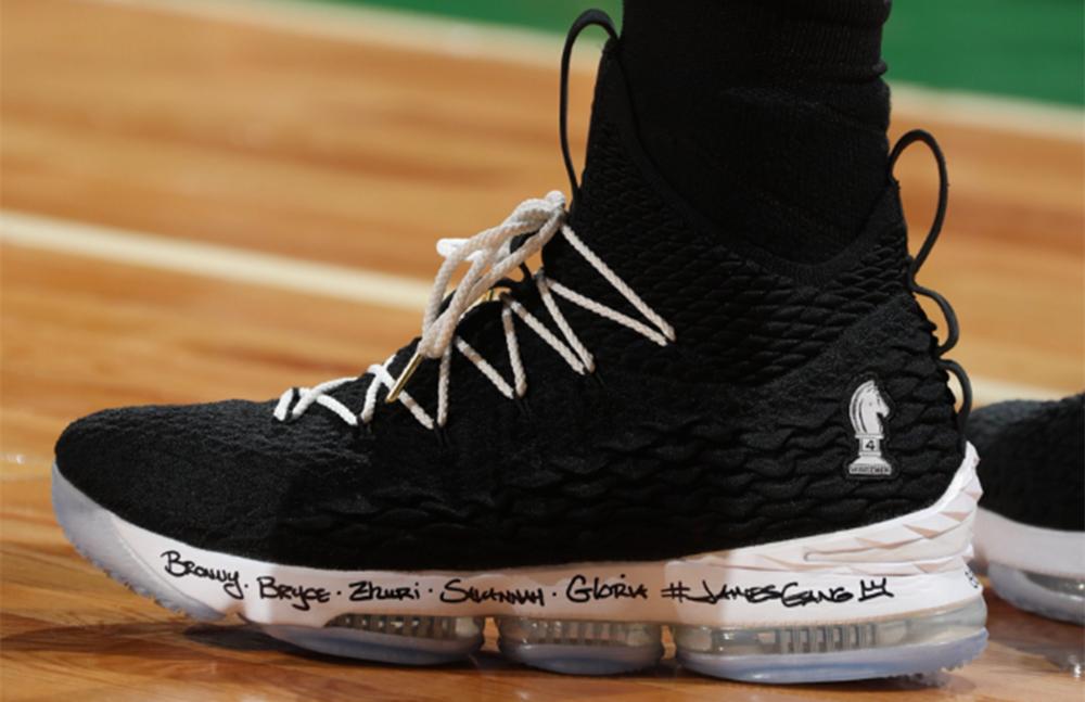 NBA球星都会在鞋子上写啥？詹皇写家人名字，库里提示自己可以X天