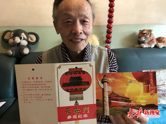 讲解景点历史经典故事,81岁老人收藏3万多张旅游门票