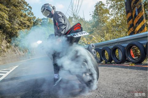 本田cbr250rr四缸水冷跑车,本田cbr250rr是街跑吗