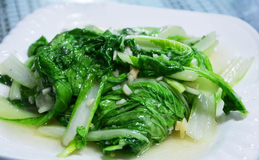 青菜怎么炒又嫩又绿不变黑,青菜如何炒不出水软烂入味