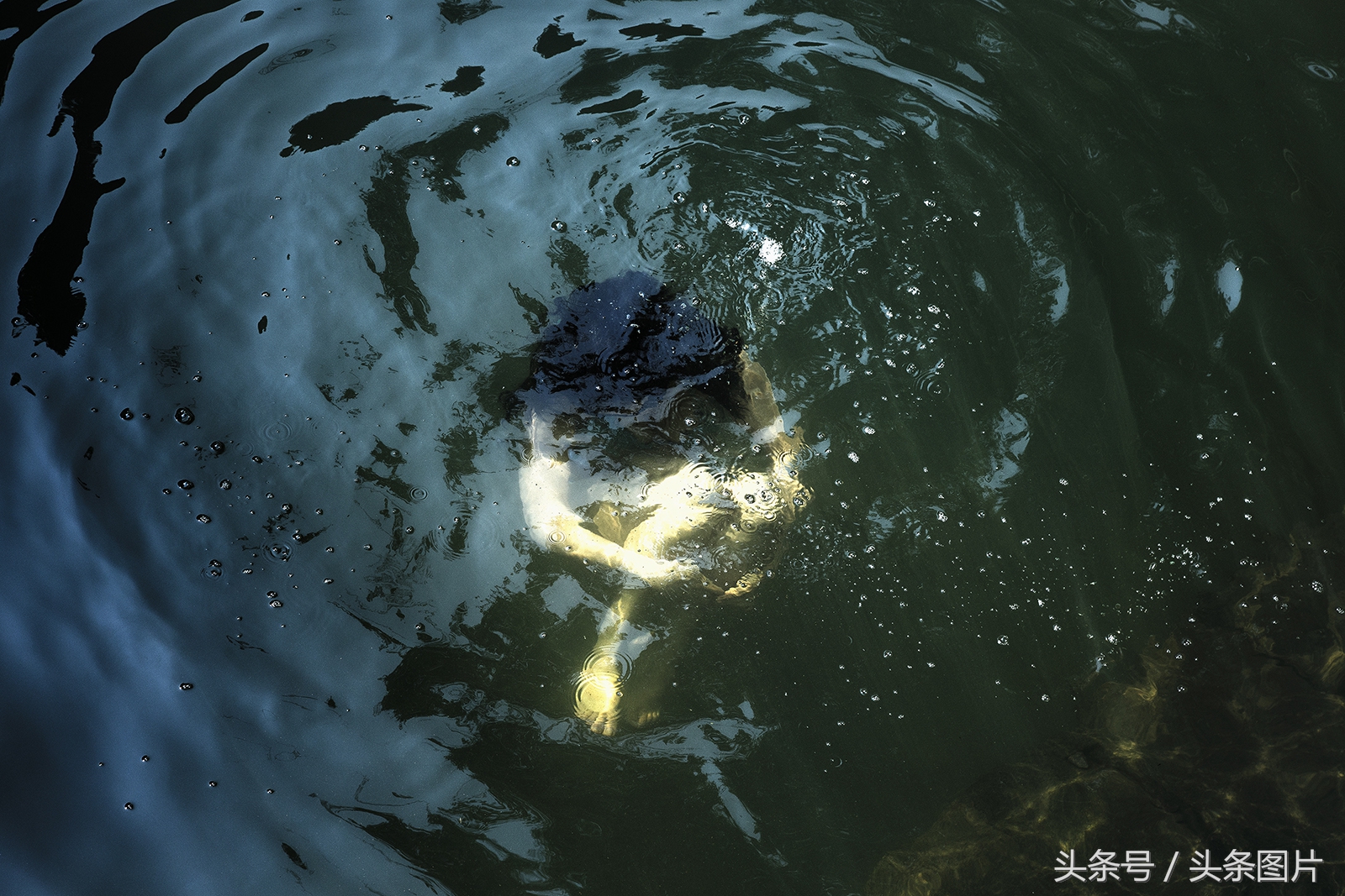 归来的*亡流**:留学法国的温州姑娘拍下了她寻不回的故乡