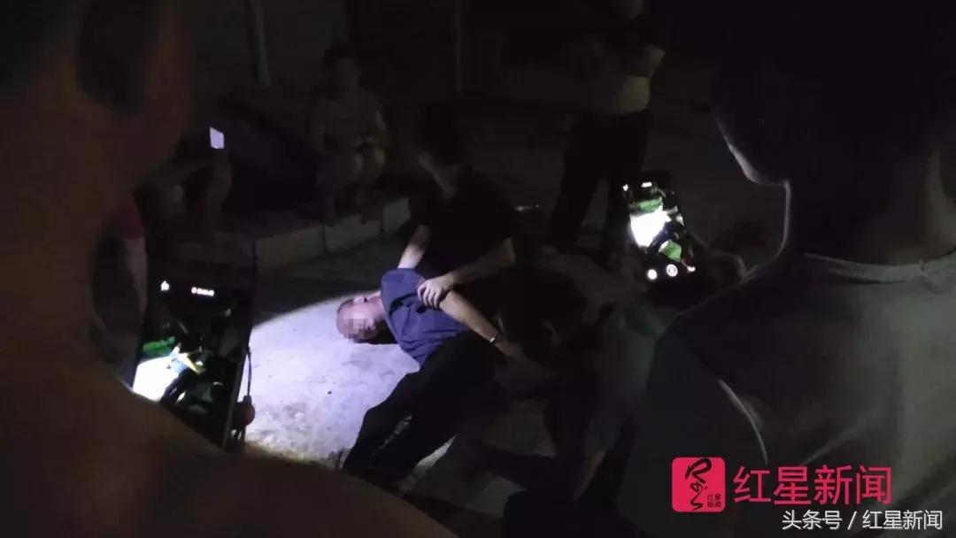 女主播被人在背后捅一刀事件,女主播被粉丝杀事件