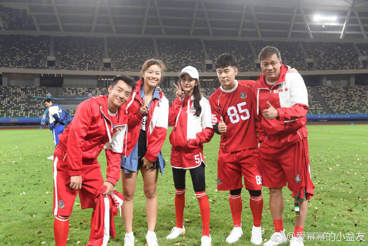 杨幂奔跑吧踢足球是哪一期,杨幂参加跑男踢足球运动范儿满满