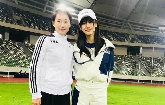 跑男杨幂踢足球,杨颖杨幂迪丽热巴跑男