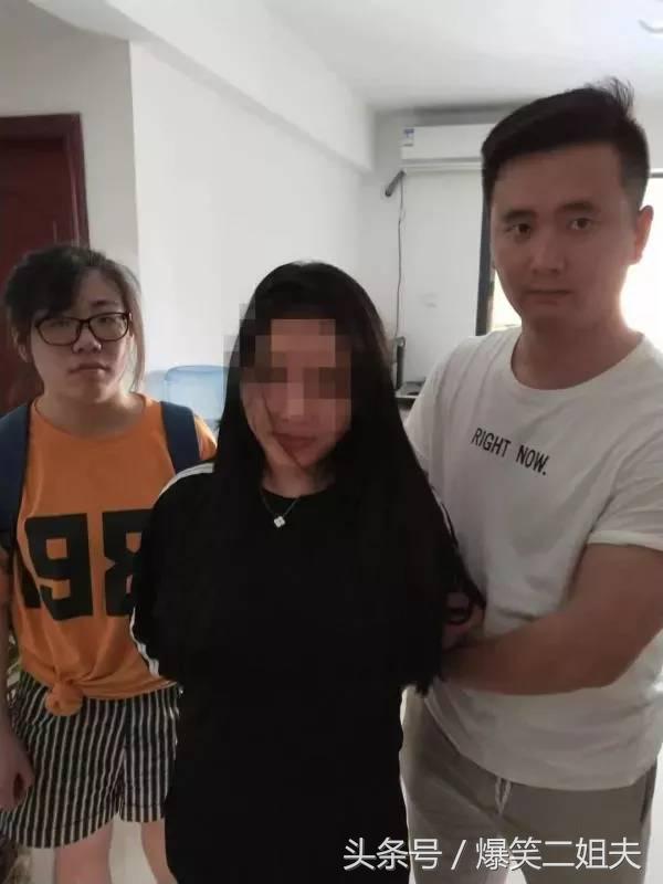 女大学生深夜宿舍开直播，警方*底卧**后直呼不堪入目