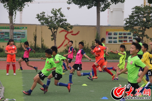 菏泽校园足球联赛,两校联谊足球视频