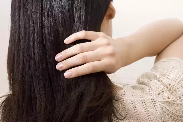 头发枯燥怎么办在家小妙招,头发掉在家里到处都是如何处理