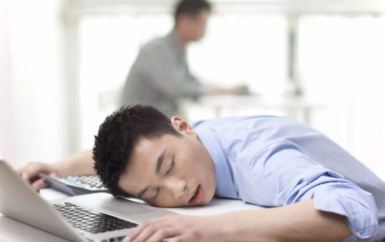 趴着午睡肌肉酸痛怎么办？5个动作搞定它