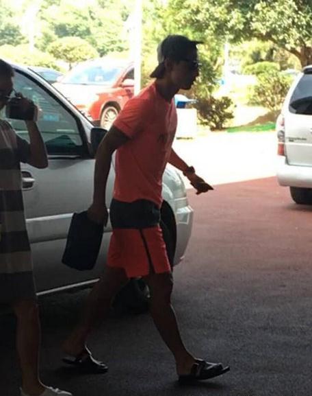 一双拖鞋六千，豪车名表数不清，张继科父亲问：这小子一年赚多少