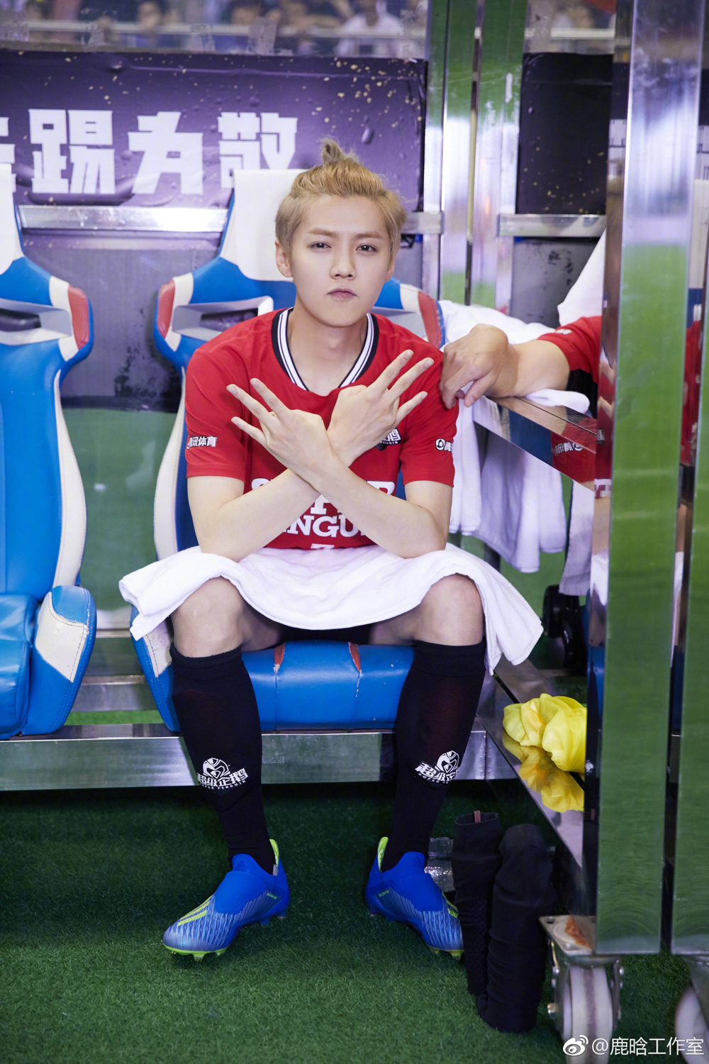 鹿晗关晓彤暗戳戳的秀恩爱,关晓彤踢足球视频