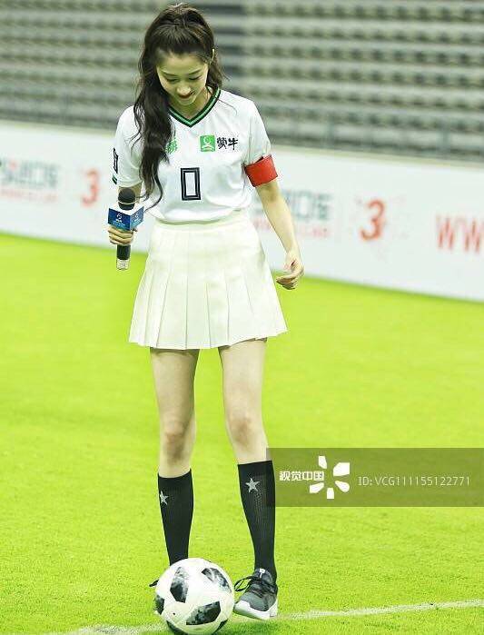 关晓彤造型回归皮裙秀出2米长腿,关晓彤长腿学生装