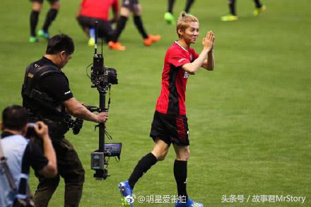 鹿晗关晓彤踢球,关晓彤穿足球服的照片