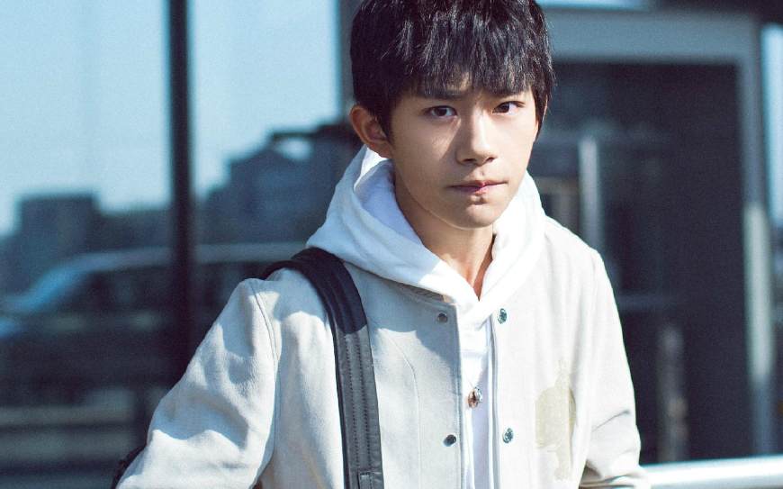 易烊千玺活动巅峰人气爆棚,易烊千玺一个动作涨粉