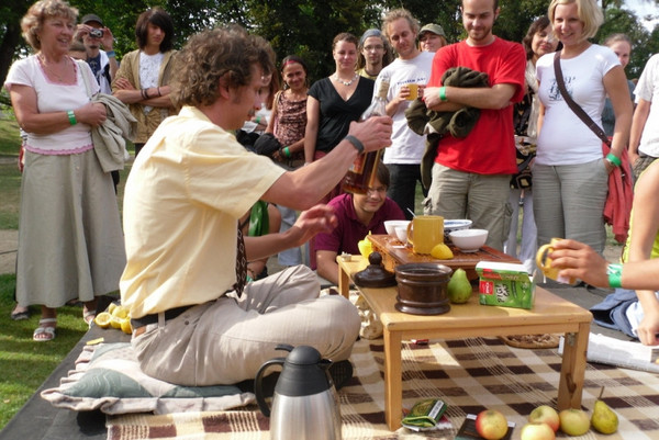 会茶文化的老外,外国茶文化