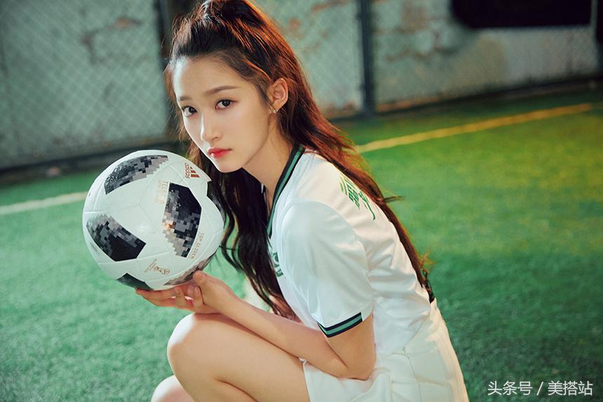 杨幂关晓彤金鹰,关晓彤变足球宝贝秀
